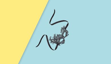 Schwarze Venezianische Maske 'asymmetrische Spitzenmaske' von EIS auf gelb-hellblauem Hintergrund