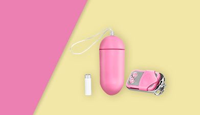 Rosanes Vibro-Ei mit Funkfernbedienung vor rosa-gelbem Hintergrund