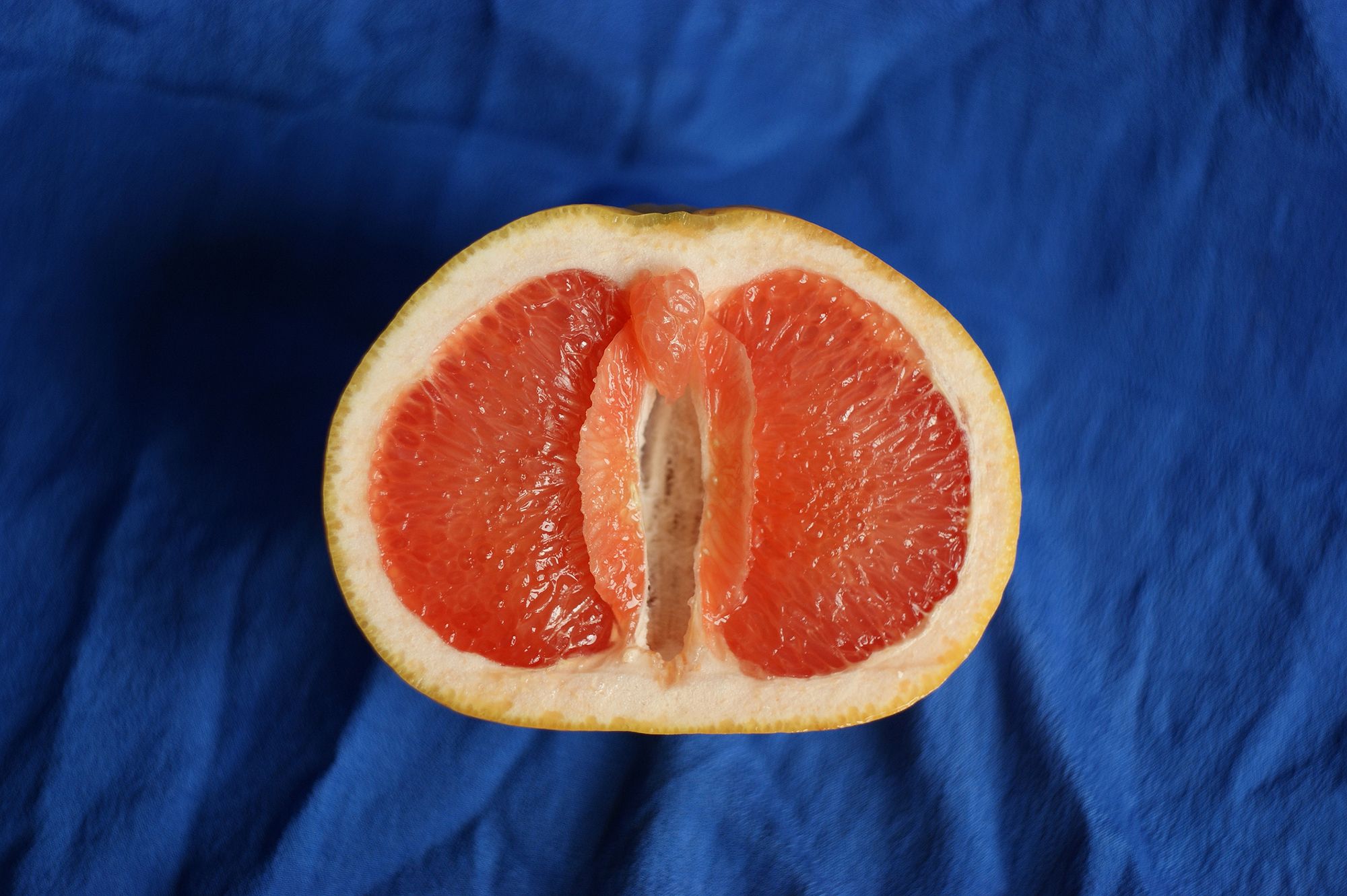Halbe Orange als Symbol für Vagina und Klitoris