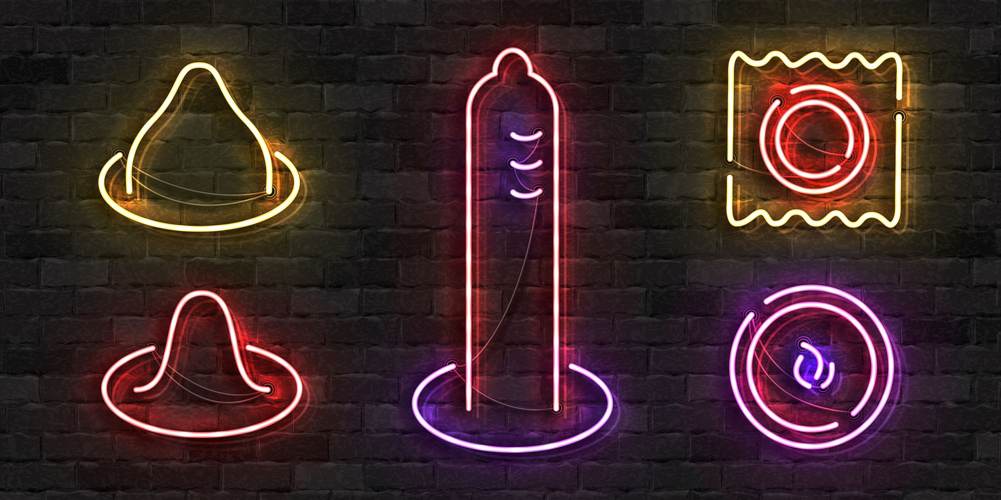 Ein buntes Leuchtreklame Schild mit verschiedenen Kondomen drauf