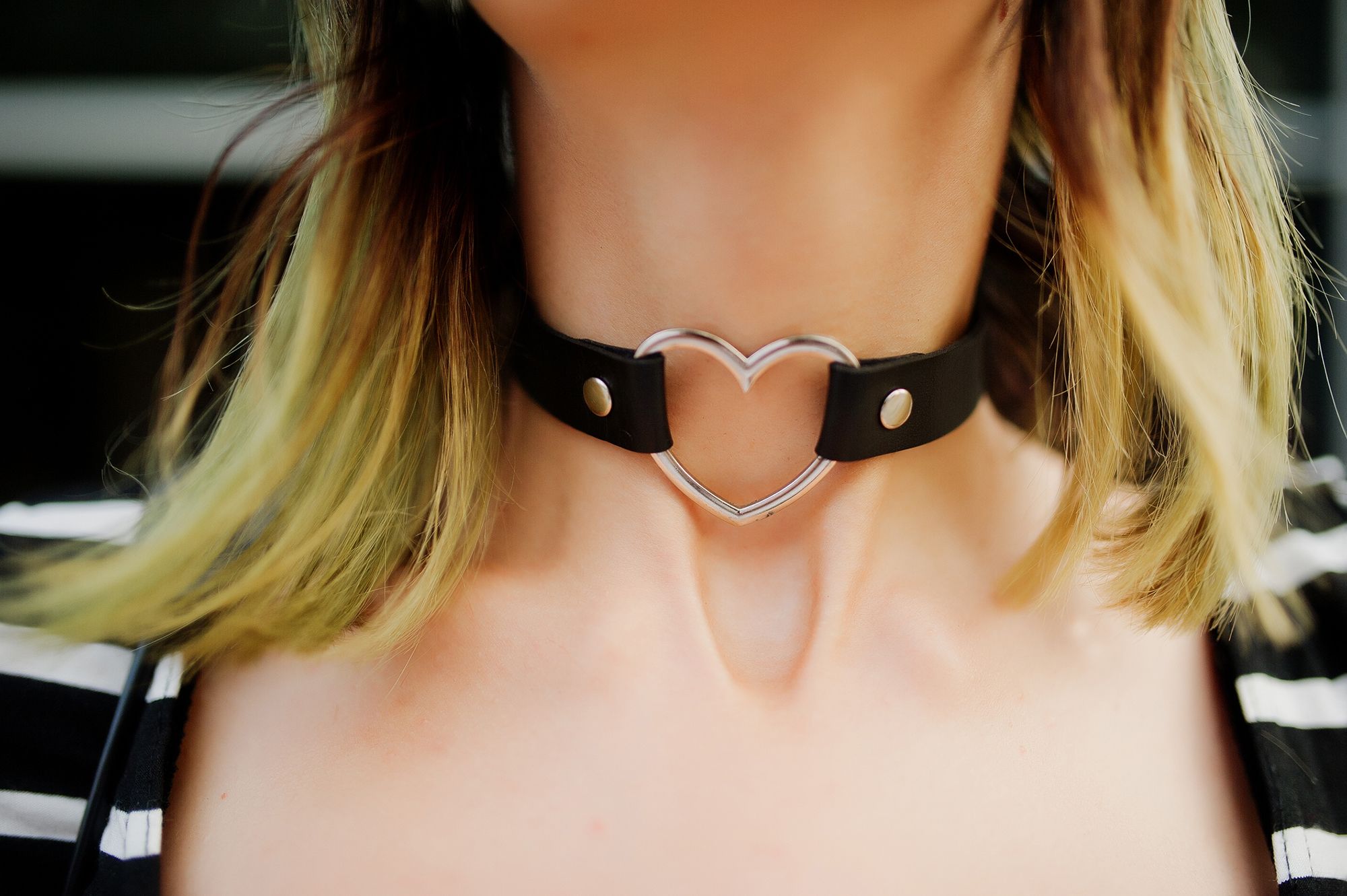 Masochismus: Nahaufnahme einer Frau, die einen Choker trägt