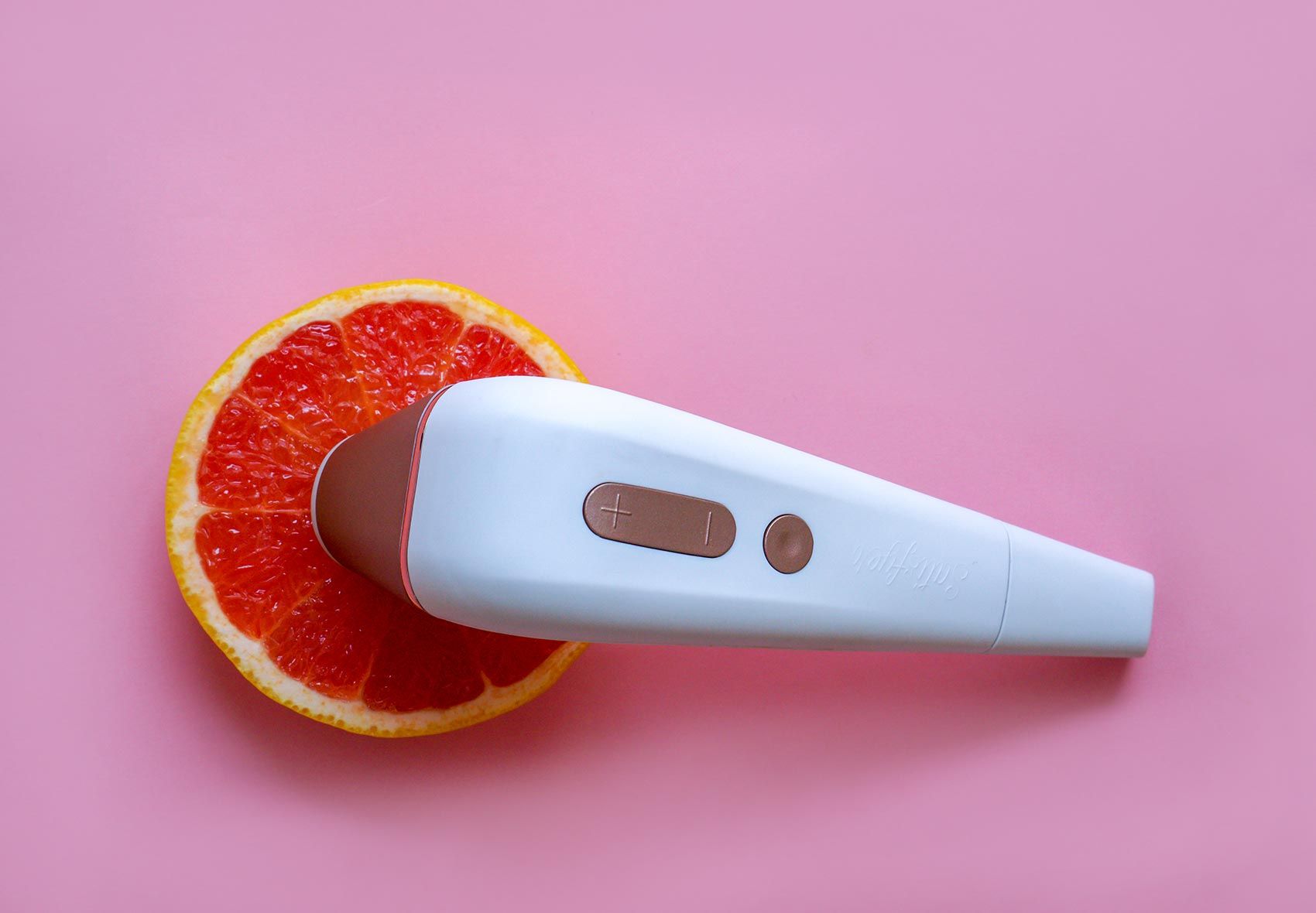 Druckwellenvibrator liegt auf einer Orangenscheibe