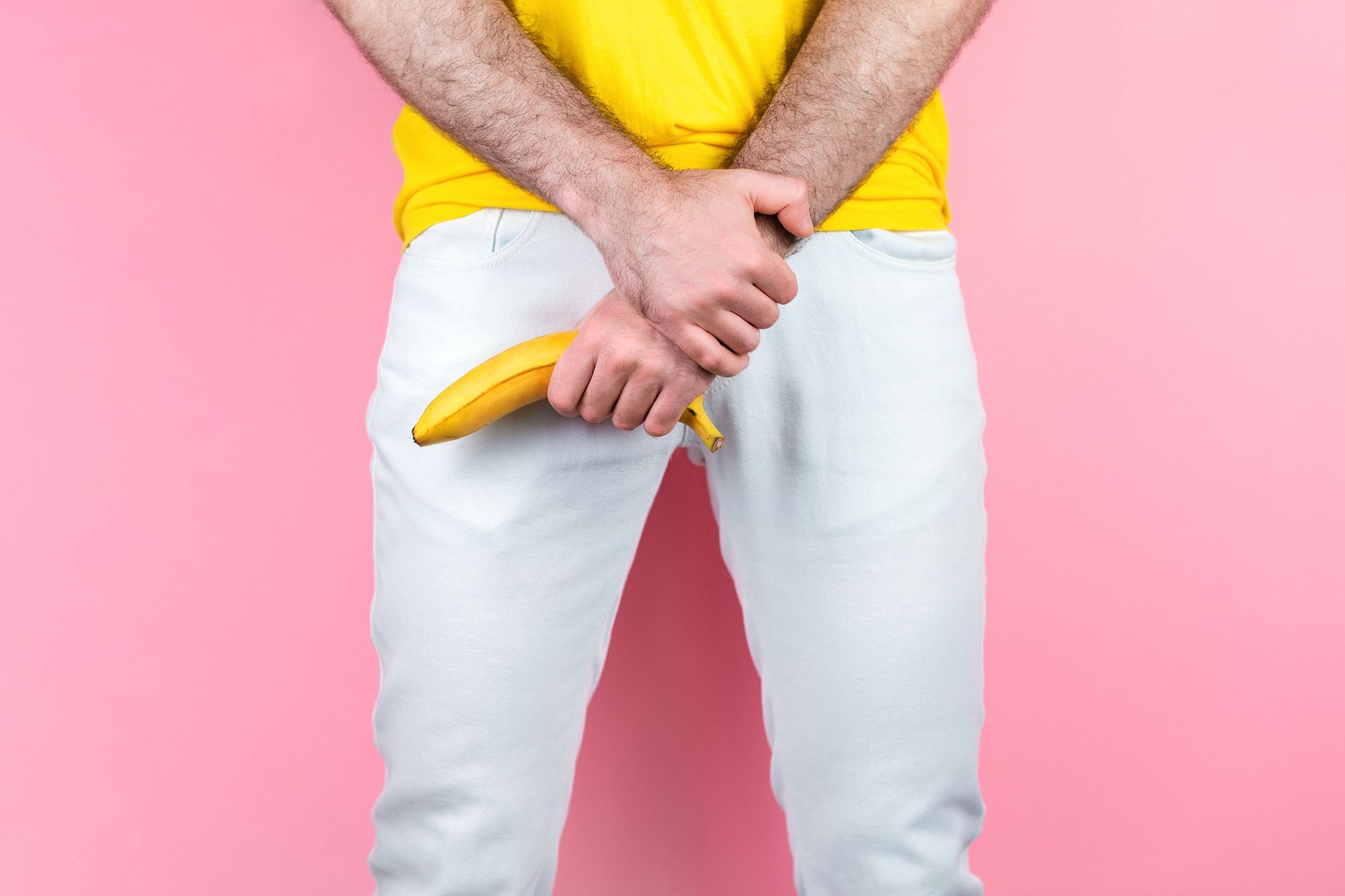 Mann hält eine Banane in der Hand