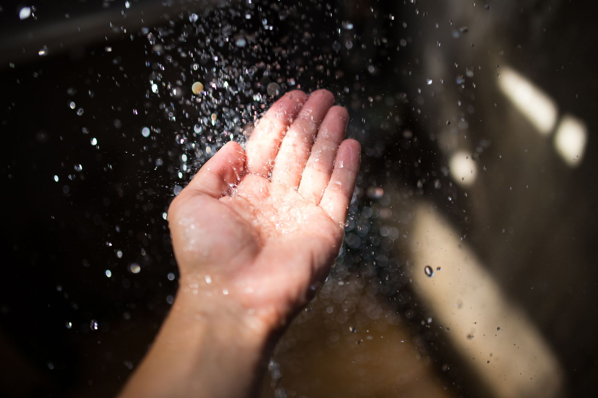 Hand unter der Dusche