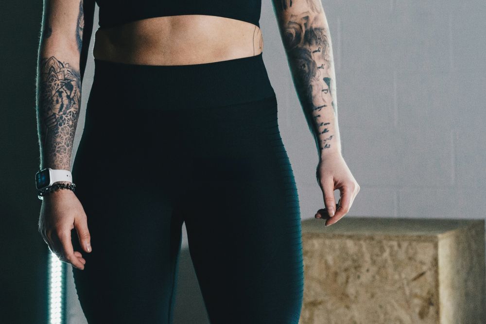 Eine Person in Leggins steht vor der Kamera, der Beckenbereich ist im Fokus