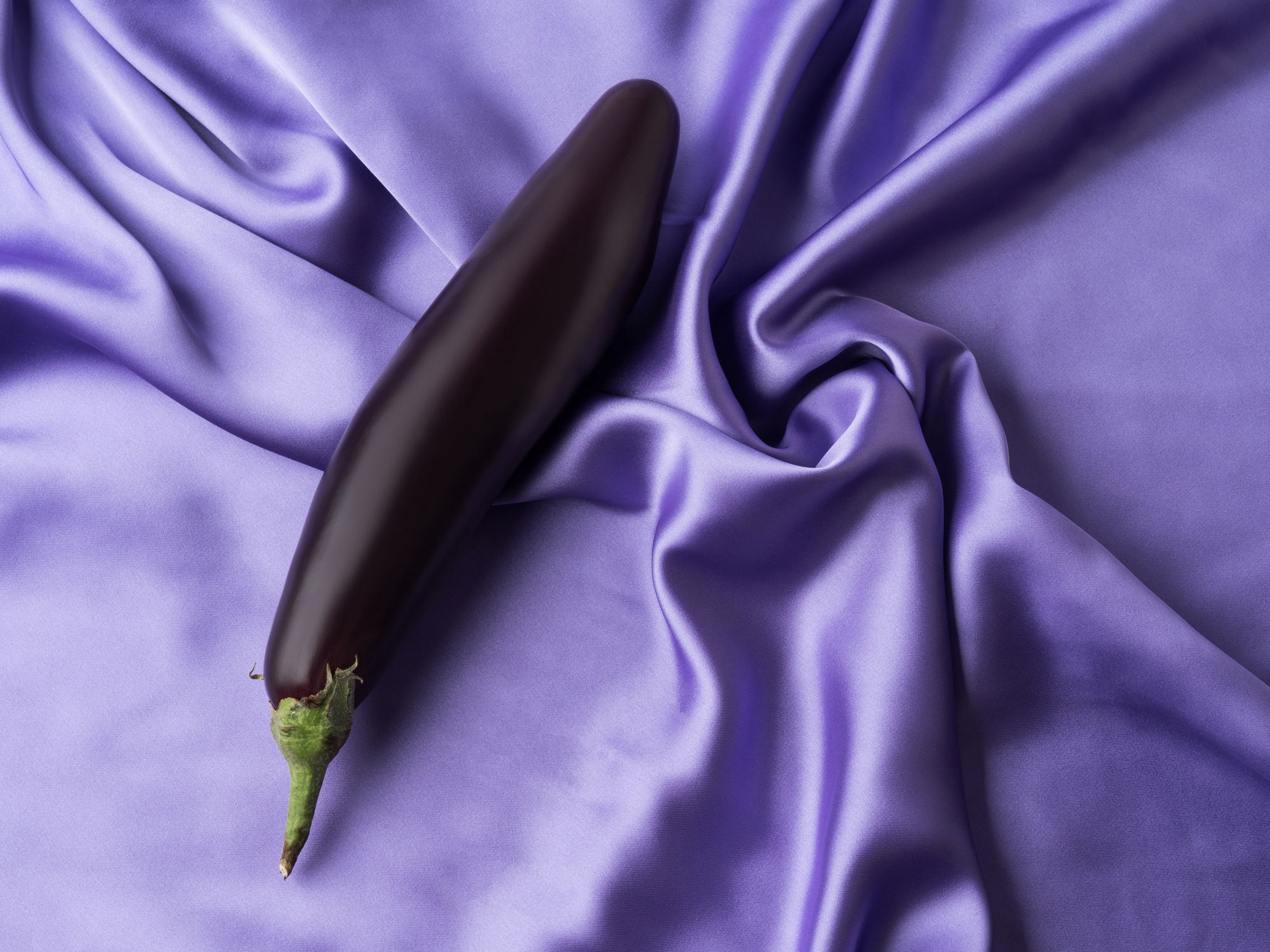 Aubergine auf lila Hintergrund