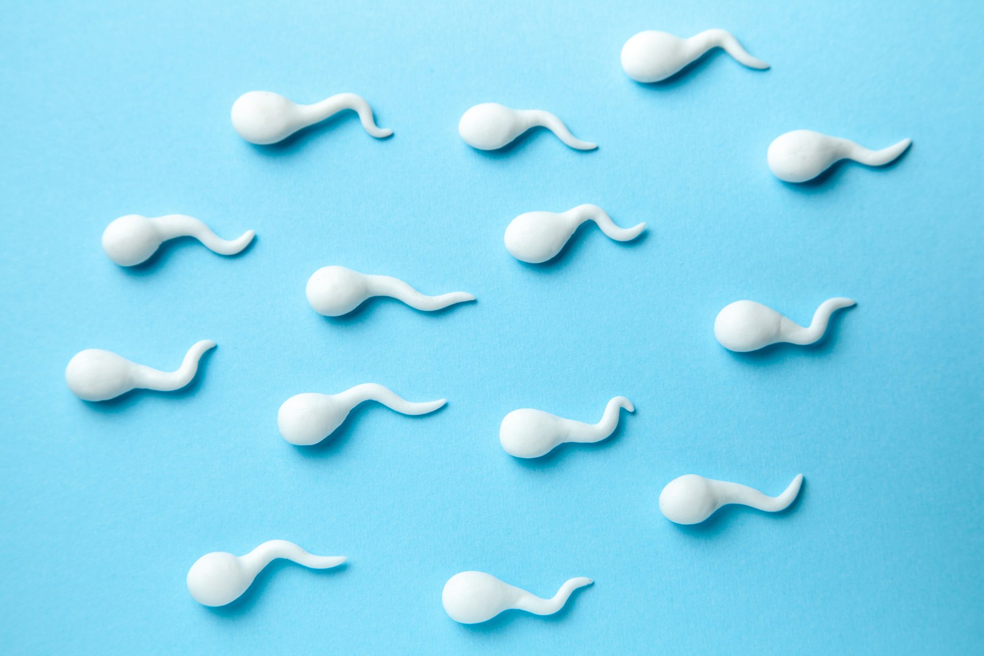 Spermien aus Gummi auf blauem Hintergrund