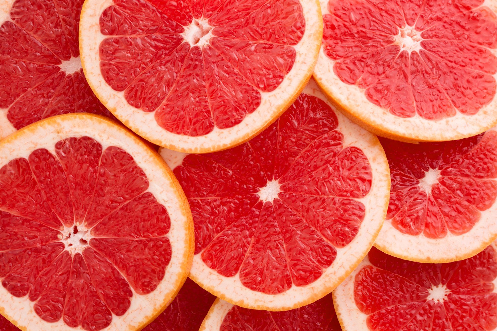 Viele Grapefruitscheiben liegen nebeneinander
