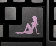 Das Logo einer Frau auf der Computer-Tastatur