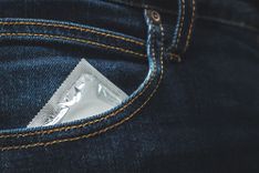 Hosentasche, in der ein verpacktes Kondom steckt