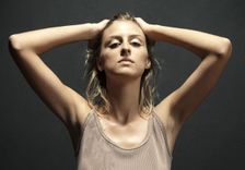 Frau trägt keinen BH unter ihrem Top, man sieht die Nippel