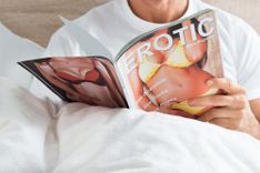 Mann liest ein erotisches Magazin