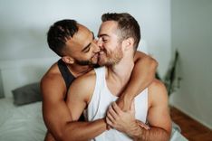 2 Männer küssen sich