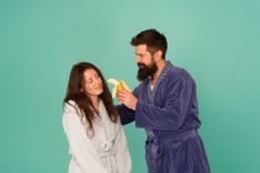 Mann hält Frau eine Banane hin