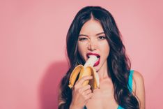 Symbolbild Blowjob: Frau leckt sexy an einer Banane