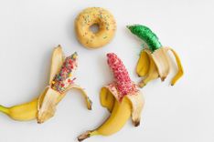 drei Banenen mit Streuseln und ein Donut