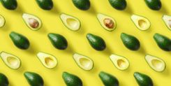 halbierte Avocados auf gelbem Hintergrund