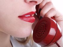 Nahaufnahme einer Frau mit Telefonhörer