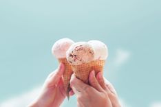 Drei Eiswaffeln werden zusammengehalten