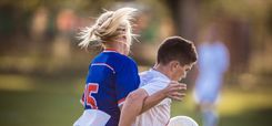 2 Fußballspielerinnen im Zweikampf