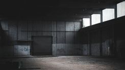 Fotoaufnahme einer leerstehenden, verlassenen Fabrikhalle