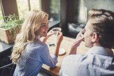 Mann und Frau sitzen bei einem Date zusammen