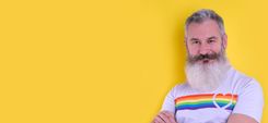 Älterer homosexueller Mann mit einem Regenbogen-T-Shirt