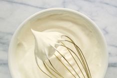 Mit einem Schneebesen aufgeschlagene Sahne 