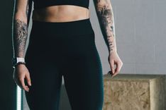 Eine Person in Leggins steht vor der Kamera, der Beckenbereich ist im Fokus