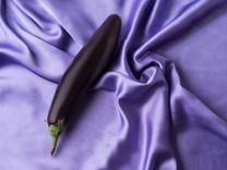 Aubergine auf lila Hintergrund