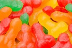 Penisförmige Gummibärchen in verschiedenen Farben