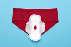 Rote Panty mit einer Monatsbinde