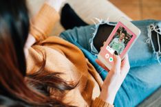 Frau sucht im Seitensprung Portal nach Sexpartnern