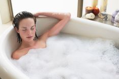 Frau mit geschlossenen Augen in der Badewanne