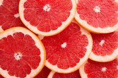 Viele Grapefruitscheiben liegen nebeneinander