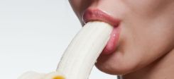 Frau luscht an einer Banane