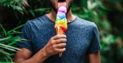 Mann, der ein großes Eis ist