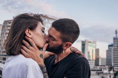 Mann küsst seine Partnerin leidenschaftlich