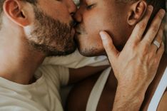 Männliches Paar, das sich küsst