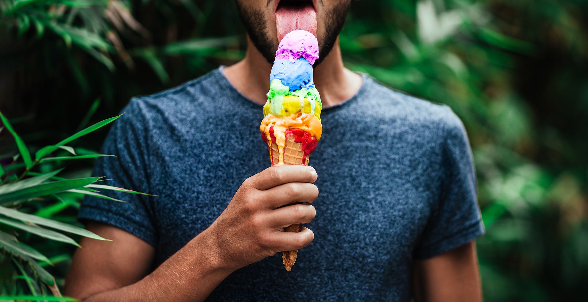 Mann, der ein großes Eis ist