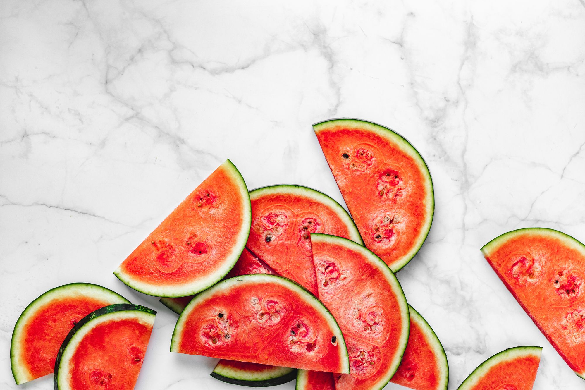 Halbierte Wassermelonen auf marmoriertem Untergrund